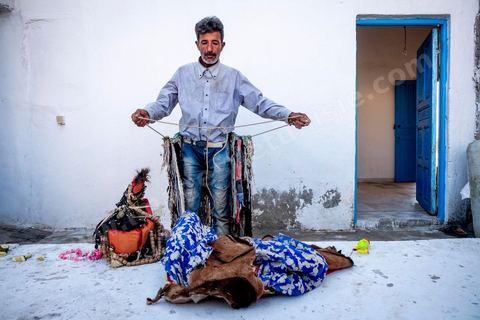 Le boussadia est l'un des personnages traditionnels du folklore de Djerba. Coiffé d'un masque et vêtu de peaux d'animaux ornées de miroirs et de rubans, il parcourait autrefois les villages en dansant au rythme de cymbales de fer, souvent accompagné d'un enfant costumé comme lui. Cette figure, associée aux communautés noires de l'île, a longtemps mêlé fascination et effroi chez les enfants. Aujourd'hui quasi disparue ailleurs au Maghreb, la tradition du boussadia se perpétue encore à Djerba.