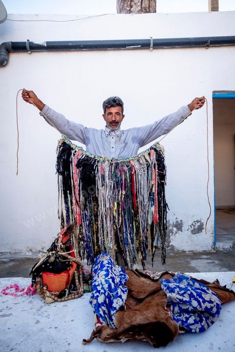 Le boussadia est l'un des personnages traditionnels du folklore de Djerba. Coiffé d'un masque et vêtu de peaux d'animaux ornées de miroirs et de rubans, il parcourait autrefois les villages en dansant au rythme de cymbales de fer, souvent accompagné d'un enfant costumé comme lui. Cette figure, associée aux communautés noires de l'île, a longtemps mêlé fascination et effroi chez les enfants. Aujourd'hui quasi disparue ailleurs au Maghreb, la tradition du boussadia se perpétue encore à Djerba.