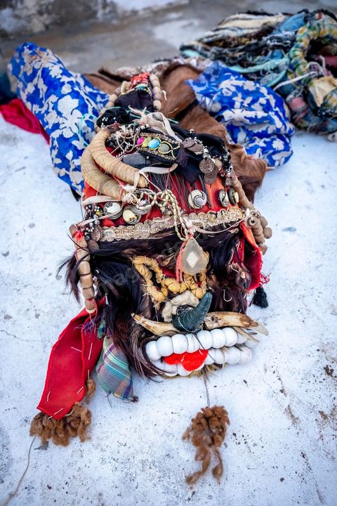 Le boussadia est l'un des personnages traditionnels du folklore de Djerba. Coiffé d'un masque et vêtu de peaux d'animaux ornées de miroirs et de rubans, il parcourait autrefois les villages en dansant au rythme de cymbales de fer, souvent accompagné d'un enfant costumé comme lui. Cette figure, associée aux communautés noires de l'île, a longtemps mêlé fascination et effroi chez les enfants. Aujourd'hui quasi disparue ailleurs au Maghreb, la tradition du boussadia se perpétue encore à Djerba.