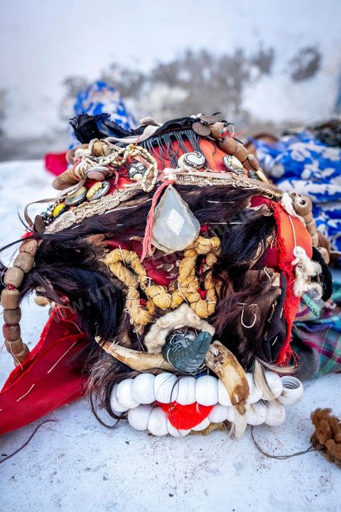 Le boussadia est l'un des personnages traditionnels du folklore de Djerba. Coiffé d'un masque et vêtu de peaux d'animaux ornées de miroirs et de rubans, il parcourait autrefois les villages en dansant au rythme de cymbales de fer, souvent accompagné d'un enfant costumé comme lui. Cette figure, associée aux communautés noires de l'île, a longtemps mêlé fascination et effroi chez les enfants. Aujourd'hui quasi disparue ailleurs au Maghreb, la tradition du boussadia se perpétue encore à Djerba.