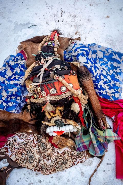Le boussadia est l'un des personnages traditionnels du folklore de Djerba. Coiffé d'un masque et vêtu de peaux d'animaux ornées de miroirs et de rubans, il parcourait autrefois les villages en dansant au rythme de cymbales de fer, souvent accompagné d'un enfant costumé comme lui. Cette figure, associée aux communautés noires de l'île, a longtemps mêlé fascination et effroi chez les enfants. Aujourd'hui quasi disparue ailleurs au Maghreb, la tradition du boussadia se perpétue encore à Djerba.