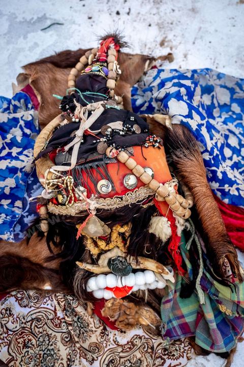 Le boussadia est l'un des personnages traditionnels du folklore de Djerba. Coiffé d'un masque et vêtu de peaux d'animaux ornées de miroirs et de rubans, il parcourait autrefois les villages en dansant au rythme de cymbales de fer, souvent accompagné d'un enfant costumé comme lui. Cette figure, associée aux communautés noires de l'île, a longtemps mêlé fascination et effroi chez les enfants. Aujourd'hui quasi disparue ailleurs au Maghreb, la tradition du boussadia se perpétue encore à Djerba.