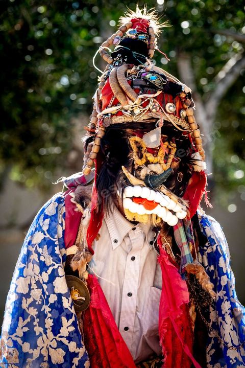 Le boussadia est l'un des personnages traditionnels du folklore de Djerba. Coiffé d'un masque et vêtu de peaux d'animaux ornées de miroirs et de rubans, il parcourait autrefois les villages en dansant au rythme de cymbales de fer, souvent accompagné d'un enfant costumé comme lui. Cette figure, associée aux communautés noires de l'île, a longtemps mêlé fascination et effroi chez les enfants. Aujourd'hui quasi disparue ailleurs au Maghreb, la tradition du boussadia se perpétue encore à Djerba.