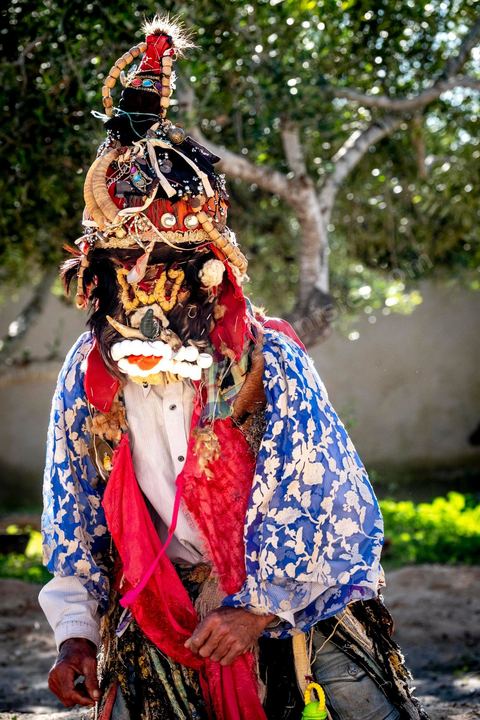 Le boussadia est l'un des personnages traditionnels du folklore de Djerba. Coiffé d'un masque et vêtu de peaux d'animaux ornées de miroirs et de rubans, il parcourait autrefois les villages en dansant au rythme de cymbales de fer, souvent accompagné d'un enfant costumé comme lui. Cette figure, associée aux communautés noires de l'île, a longtemps mêlé fascination et effroi chez les enfants. Aujourd'hui quasi disparue ailleurs au Maghreb, la tradition du boussadia se perpétue encore à Djerba.