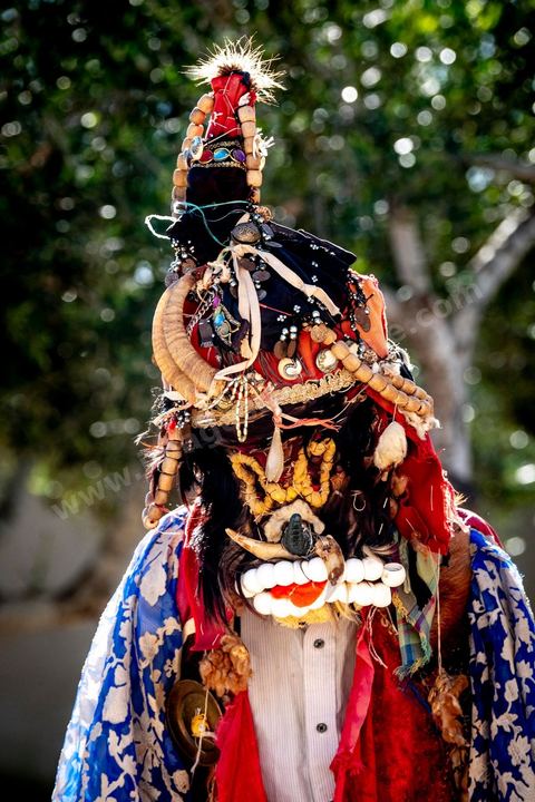 Le boussadia est l'un des personnages traditionnels du folklore de Djerba. Coiffé d'un masque et vêtu de peaux d'animaux ornées de miroirs et de rubans, il parcourait autrefois les villages en dansant au rythme de cymbales de fer, souvent accompagné d'un enfant costumé comme lui. Cette figure, associée aux communautés noires de l'île, a longtemps mêlé fascination et effroi chez les enfants. Aujourd'hui quasi disparue ailleurs au Maghreb, la tradition du boussadia se perpétue encore à Djerba.