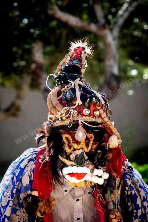 Le boussadia est l'un des personnages traditionnels du folklore de Djerba. Coiffé d'un masque et vêtu de peaux d'animaux ornées de miroirs et de rubans, il parcourait autrefois les villages en dansant au rythme de cymbales de fer, souvent accompagné d'un enfant costumé comme lui. Cette figure, associée aux communautés noires de l'île, a longtemps mêlé fascination et effroi chez les enfants. Aujourd'hui quasi disparue ailleurs au Maghreb, la tradition du boussadia se perpétue encore à Djerba.