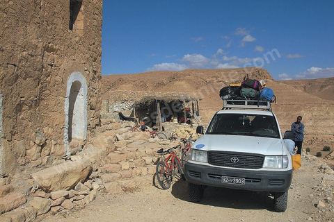 Touistes en 4x4 et VTT dans une ruelle du village de Douiret
