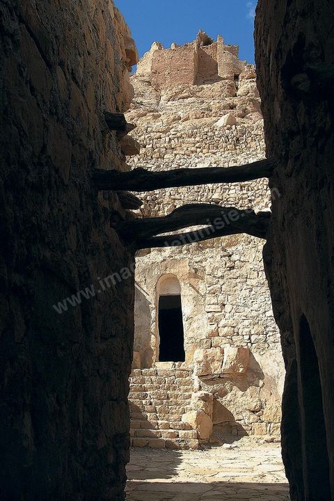 couloir d'accès à une maion troglodyte dans le village de Douiret