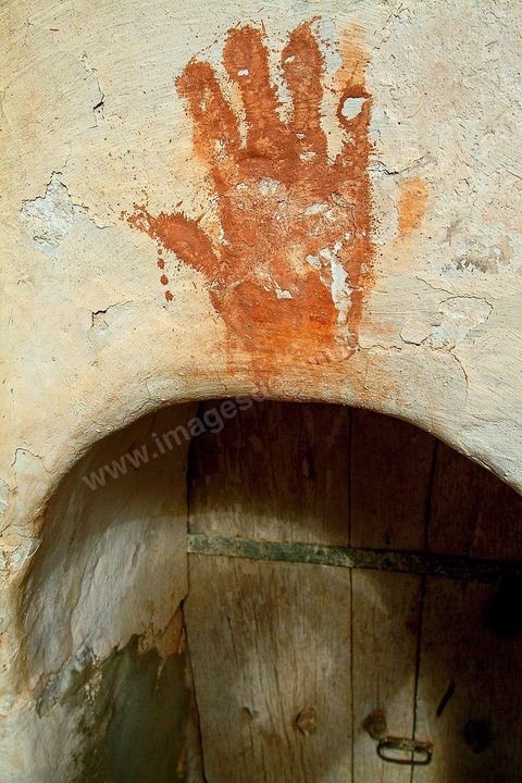 Symbole berbère d'une main au dessus d'une porte de maison dans le village de Douiret