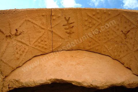 Symbole berbère au dessus d'une porte de maion dans le village de Douiret