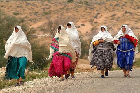 Femmes en tenue traditionnelle à Matmata