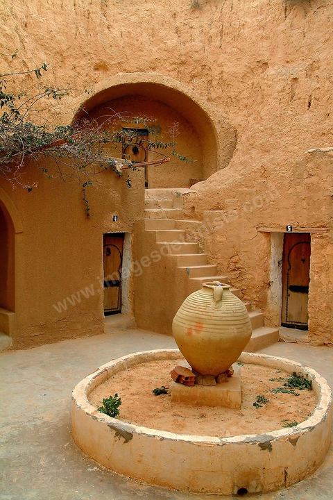 Intérieure de la cour d'une maison troglodyte à Matmata