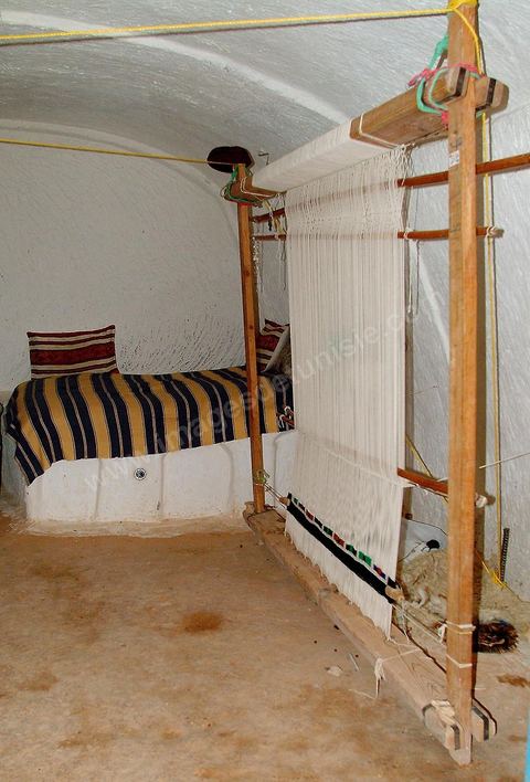 Chambre avec métier à tisser dans maison troglodyte de Matmata