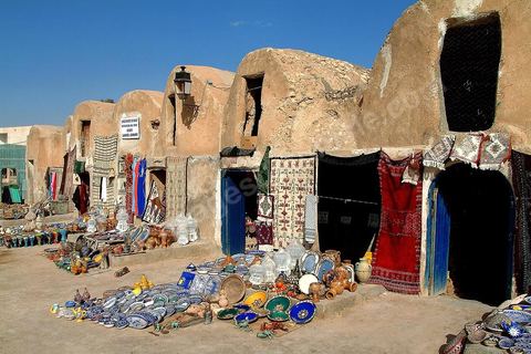 Souks touristiques dans ghorfas restuarées de Mednine