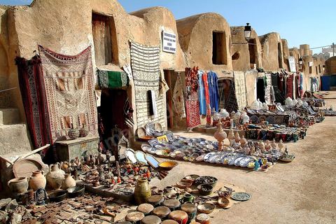 Souks touristiques dans ghorfas restuarées de Mednine