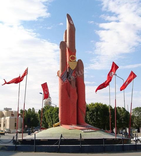 Monument public sur place principale de Medenine