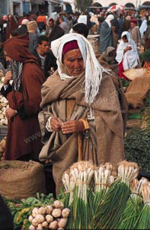Homme au marché de légumes de Tataouine