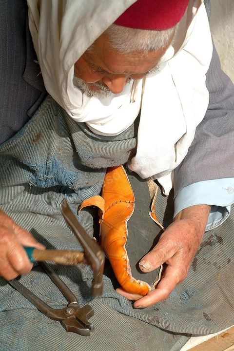 Artisan fabricant des babouches sur la place du marché de Tataouine