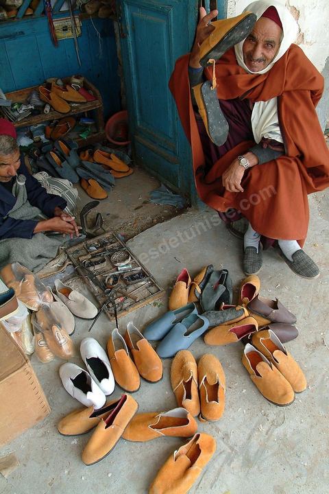 Artisan fabricant des babouches sur la place du marché de Tataouine