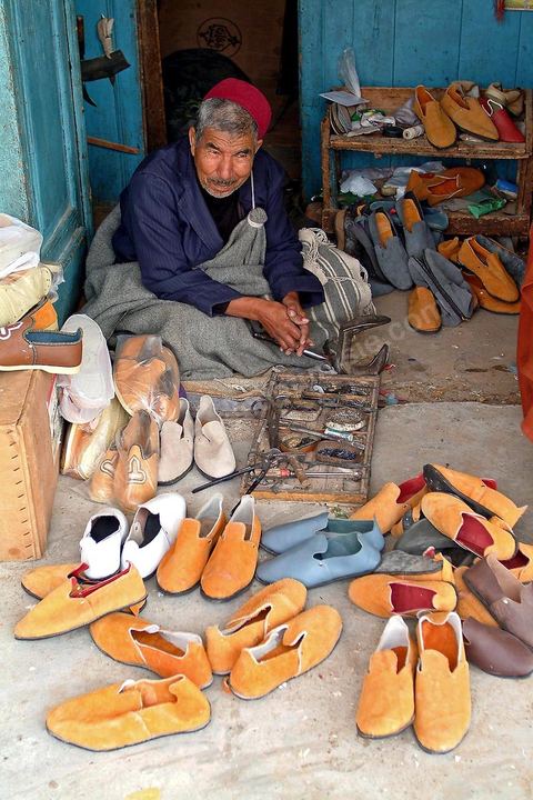 Artisan fabricant des babouches sur la place du marché de Tataouine