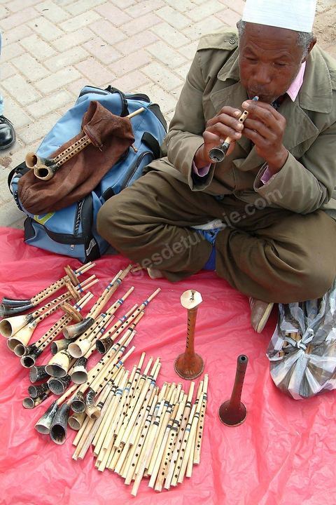 Homme vendant des flutes au marché de Tataouine