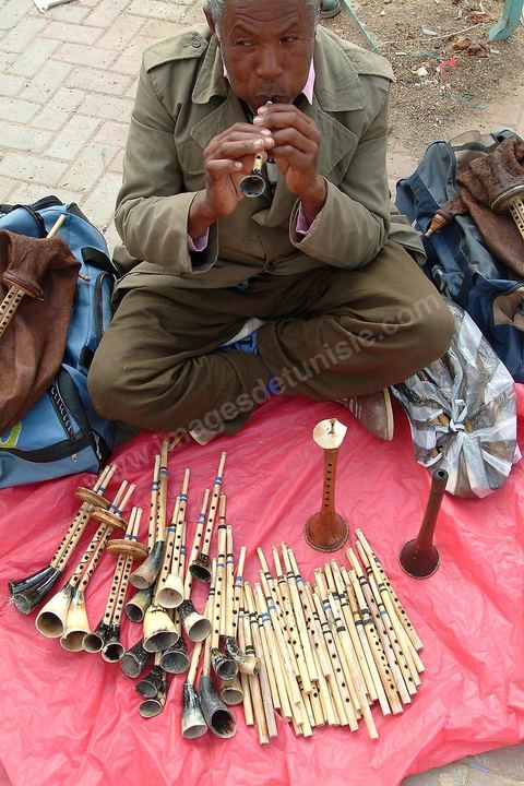 Homme vendant des flutes au marché de Tataouine