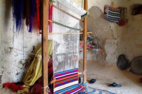 Tisseuse traditionnelle travaillant dans sa maison Toujane
