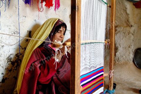 Tisseuse traditionnelle travaillant dans sa maison Toujane
