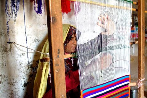 Tisseuse traditionnelle travaillant dans sa maison Toujane