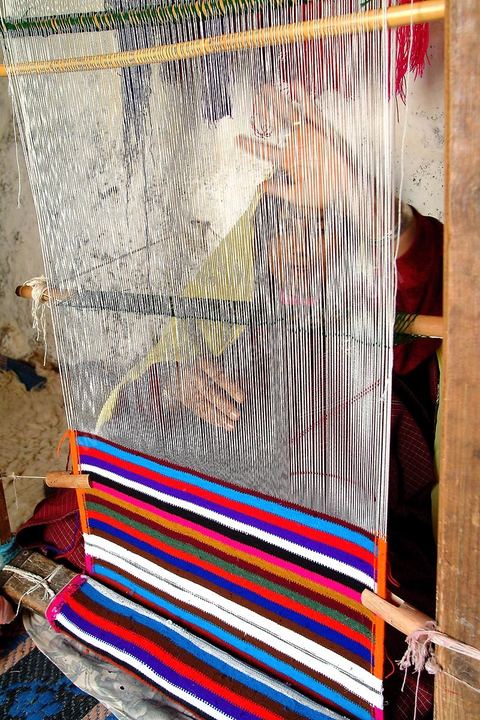 Tisseuse traditionnelle travaillant dans sa maison Toujane