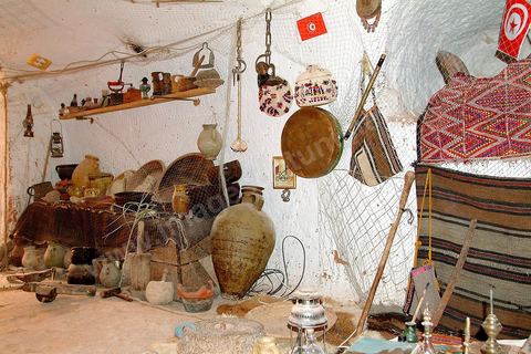 Salle du musée traditionnelle et patio à Zemerten