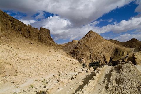 Village berbere de montagne et oasis de Chebika dans la region du Djerid au sud de la Tunisie