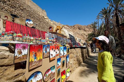 Village berbere de montagne et oasis de Chebika dans la region du Djerid au sud de la Tunisie
