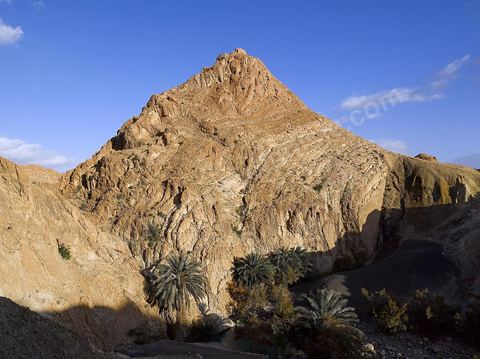 Village berbere de montagne et oasis de Chebika dans la region du Djerid au sud de la Tunisie