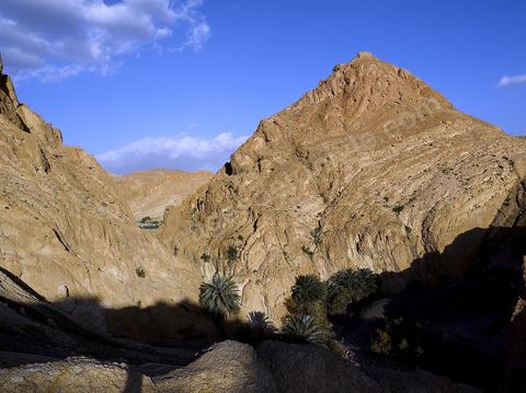 Village berbere de montagne et oasis de Chebika dans la region du Djerid au sud de la Tunisie