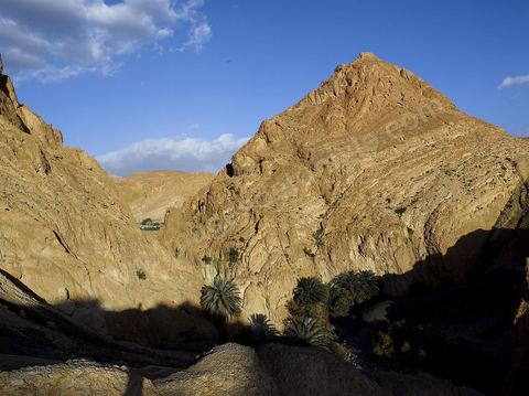 Village berbere de montagne et oasis de Chebika dans la region du Djerid au sud de la Tunisie