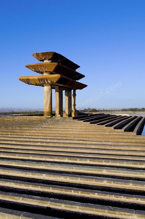Oasis de El Hamma au nord de Tozeur pendant la saison de la cueillette des dattes