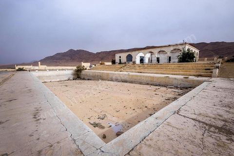 Abandonné depuis des années pour cause de pénuries d'eau, la piscine municpale d'eau thermale est à l'abandon au centre ville de Gafsa