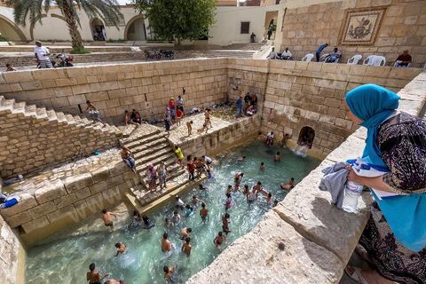 Fermées depuis des années pour cause de pénurie d'eau dans la source, les célèbres piscines romaines dans la medina de Gafsa ont été remises en fonctionnement grâce à une alimentation artificielle en eau, pour le plus grand bonheur de la population.