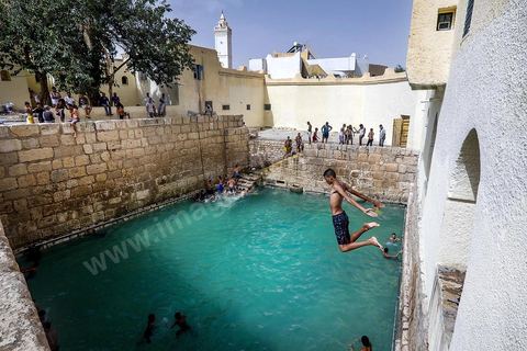 Fermées depuis des années pour cause de pénurie d'eau dans la source, les célèbres piscines romaines dans la medina de Gafsa ont été remises en fonctionnement grâce à une alimentation artificielle en eau, pour le plus grand bonheur de la population.