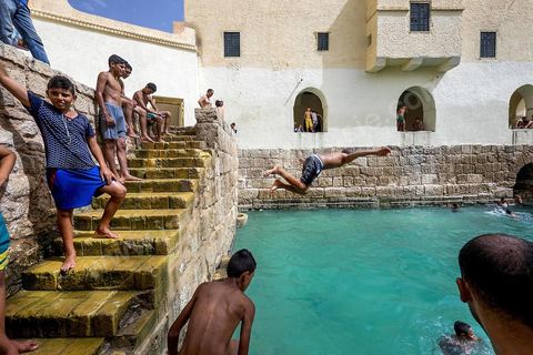 Fermées depuis des années pour cause de pénurie d'eau dans la source, les célèbres piscines romaines dans la medina de Gafsa ont été remises en fonctionnement grâce à une alimentation artificielle en eau, pour le plus grand bonheur de la population.