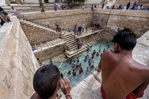 Fermées depuis des années pour cause de pénurie d'eau dans la source, les célèbres piscines romaines dans la medina de Gafsa ont été remises en fonctionnement grâce à une alimentation artificielle en eau, pour le plus grand bonheur de la population.