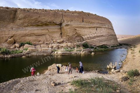 Après la diffusion des récommandations de vigilance et des risques pour la santé, les familles viennent plus par curiosité pour voir le lac mais ne se baignent plus - lac de "Gafsa Beach"