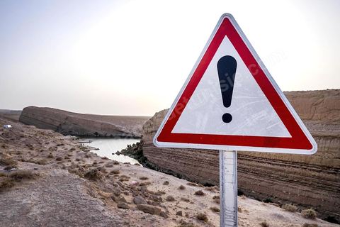 La protection civile comme première mesure de vigilance a installé des panneaux de prudence au lac de "Gafsa Beach"
