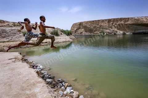 Anouar (17) and Bilel (15) have been coming regularly since July to swim in the lake at "Gafsa Beach." They hitchhike from Moulares, about 20 km from the lake.