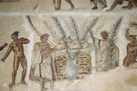 L'exceptionnelle mosaïque de l'antique Gafsa, Capsa, représentant les jeux athlétiques, ancêtre des jeux olympiques. La mosaïque tout en mouvement et en rythme représente les différentes disciplinez des jeux antiques : la course à pied, la lutte, la boxe, avec les prix et remise des prix, et la parade des vainqueurs. Provenance Capsa, début du IVe S.