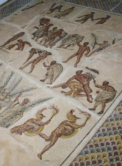 L'exceptionnelle mosaïque de l'antique Gafsa, Capsa, représentant les jeux athlétiques, ancêtre des jeux olympiques. La mosaïque tout en mouvement et en rythme représente les différentes disciplinez des jeux antiques : la course à pied, la lutte, la boxe, avec les prix et remise des prix, et la parade des vainqueurs. Provenance Capsa, début du IVe S.
