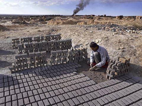 Sur les hauteurs de Tozeur,  fabrication de la traditionnelle brique de Tozeur