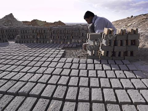 Sur les hauteurs de Tozeur,  fabrication de la traditionnelle brique de Tozeur