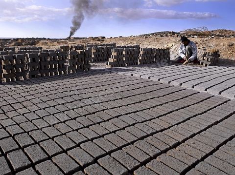 Sur les hauteurs de Tozeur,  fabrication de la traditionnelle brique de Tozeur